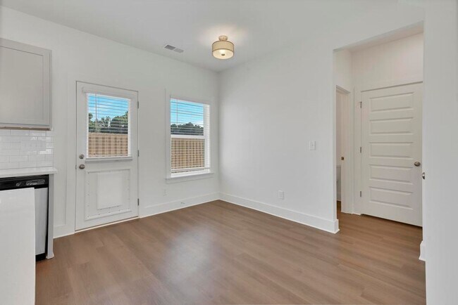 Building Photo - Spacious 3 Bedroom House with Primary Suite on Main Level