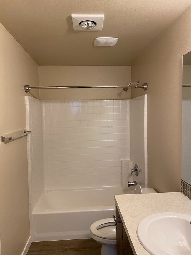 Building Photo - Limited-Time Offer: Gorgeous Top Floor 2 Bed/1 Bath for Just $1,799/Month! Private view!