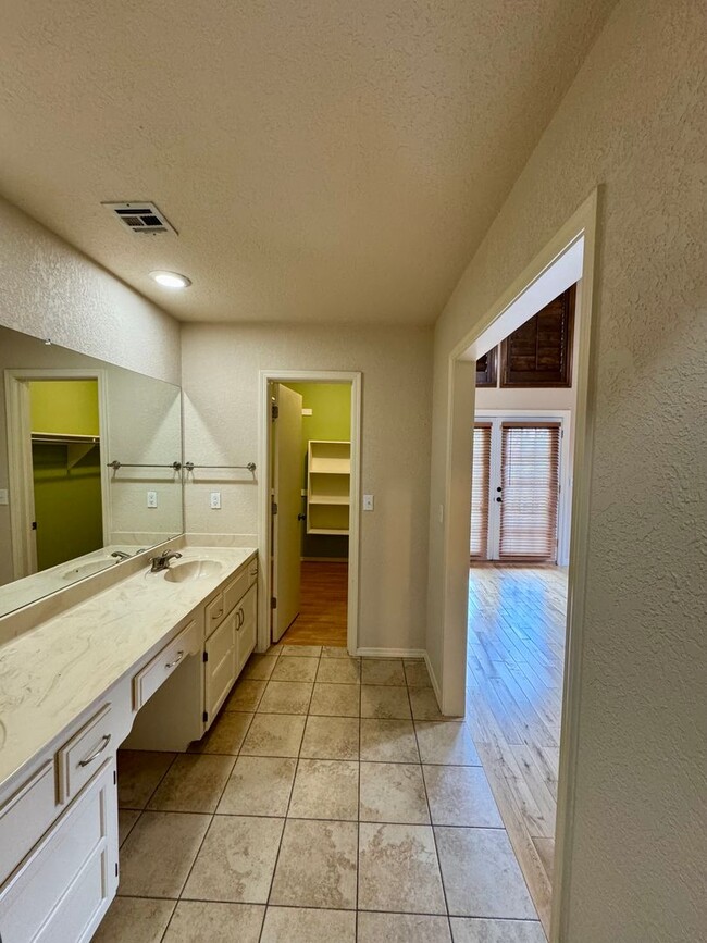 Building Photo - 3 Bedroom 2.5 Bath total 2,448 Square feet