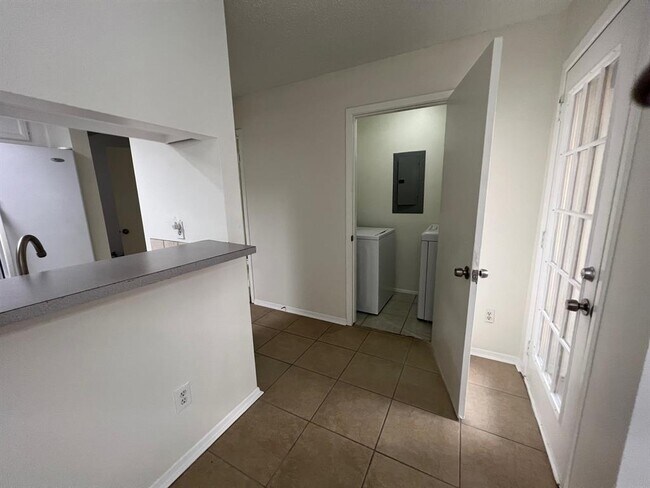 Building Photo - 3837 Tanglewilde St