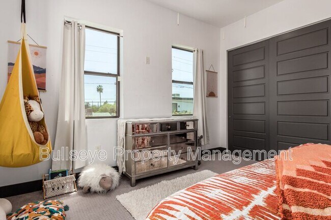 Building Photo - 4413 E Montecito Ave