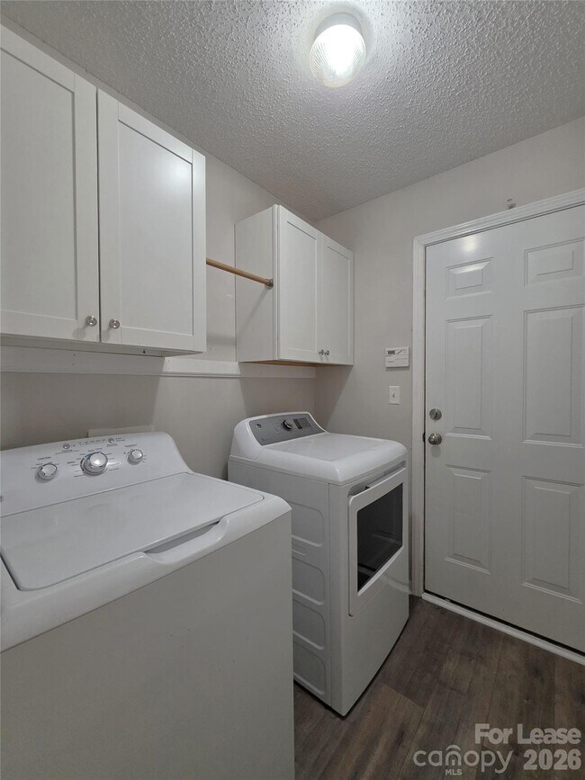 Building Photo - 8417 Appledale Dr