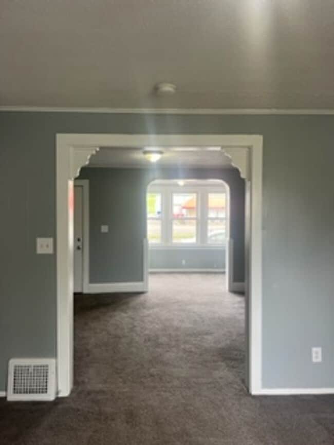 Building Photo - Newly Renovated 2 Br 1 Ba Sunroom, Basemen...