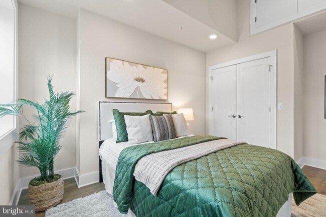 Building Photo - 30 W Broad St