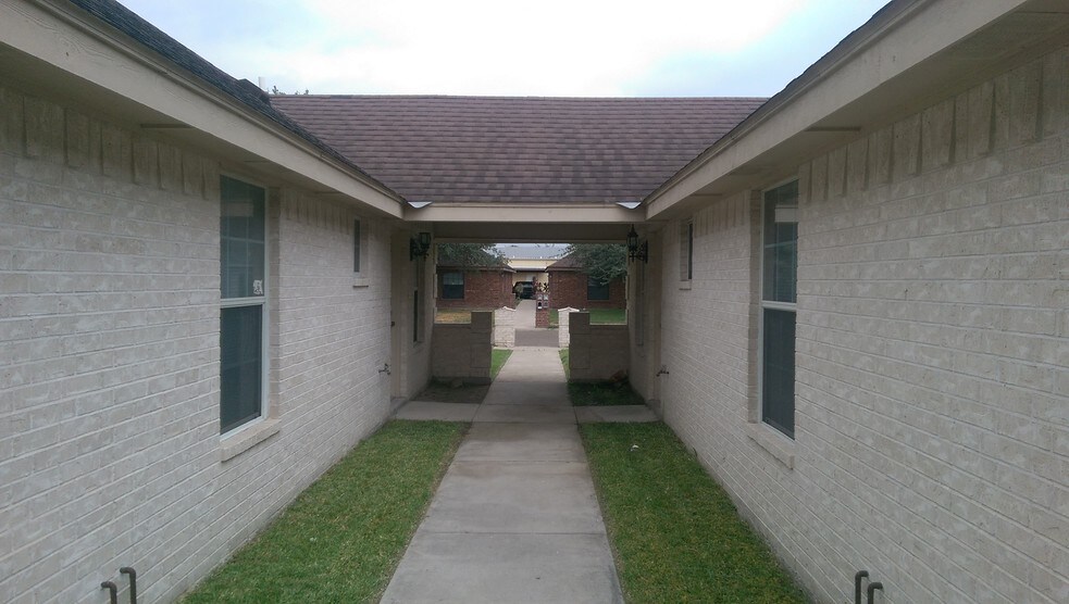 Building Photo - 825 W Bronze Dr