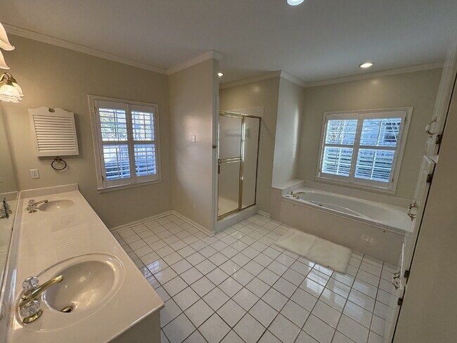 Building Photo - 39 Williamsburg Pl