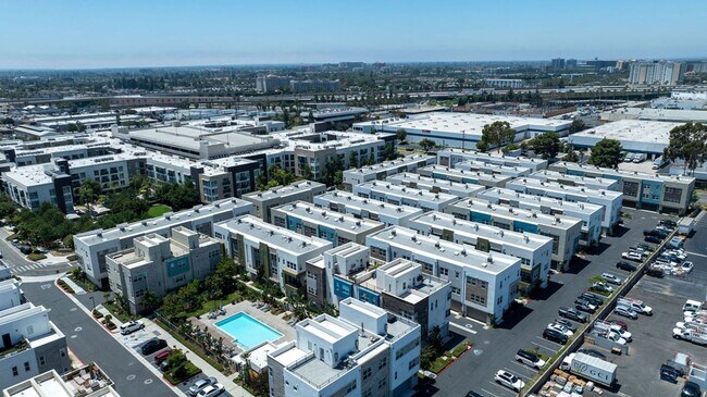 Building Photo - FURNISHED MODEL TOWNHOME IN HOA COMMUNITY