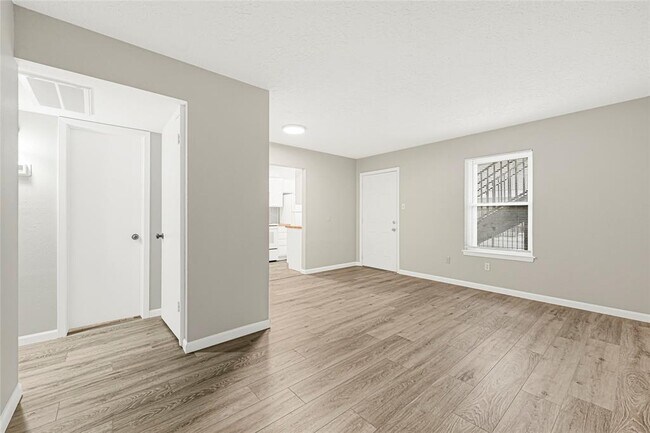 Building Photo - 107 E Willowick Ave