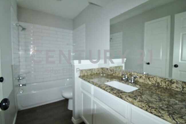 Building Photo - Nicely Updated 2/2/1 Duplex in Fort Worth ...