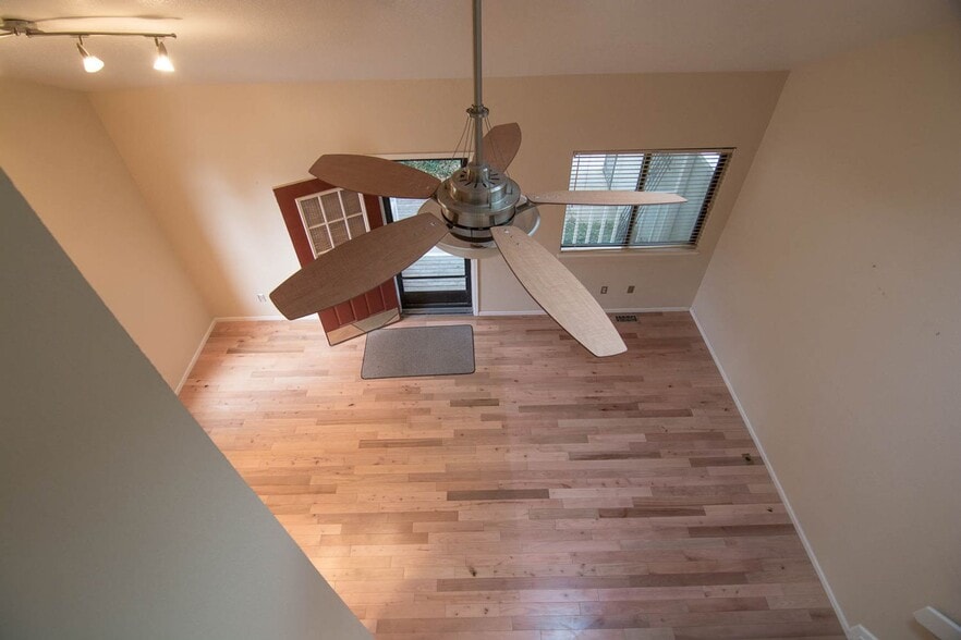 Building Photo - 400 Owl Dr