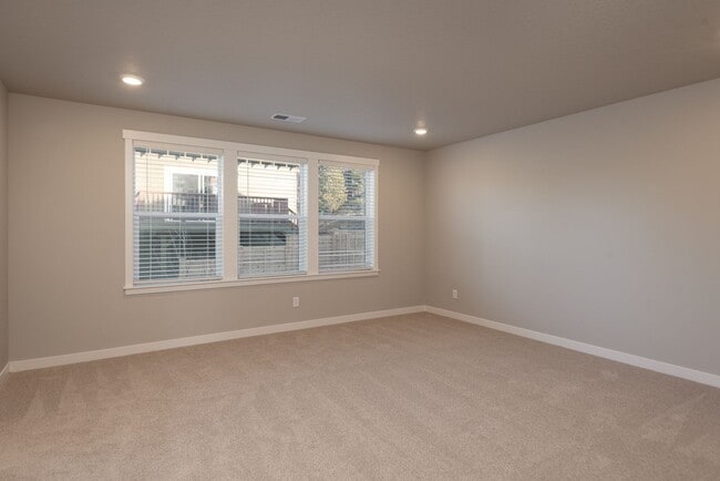 Building Photo - 5 Bdrm 3 bath  Located in the Lodges at Bachelor Village  -  available February 2026