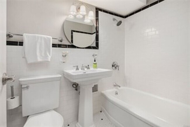 Building Photo - $250 off first month's rent!!!! Highly des...