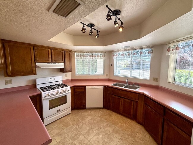 Building Photo - Spacious 3BR Cul-de-Sac Home with Bonus Room, New Carpet & Split Floor Plan!