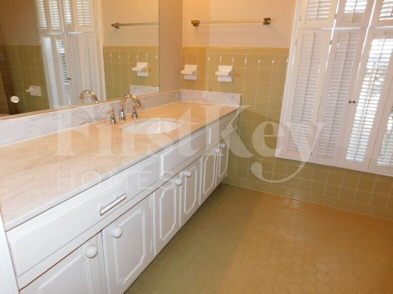 Building Photo - 6135 Haddington Dr