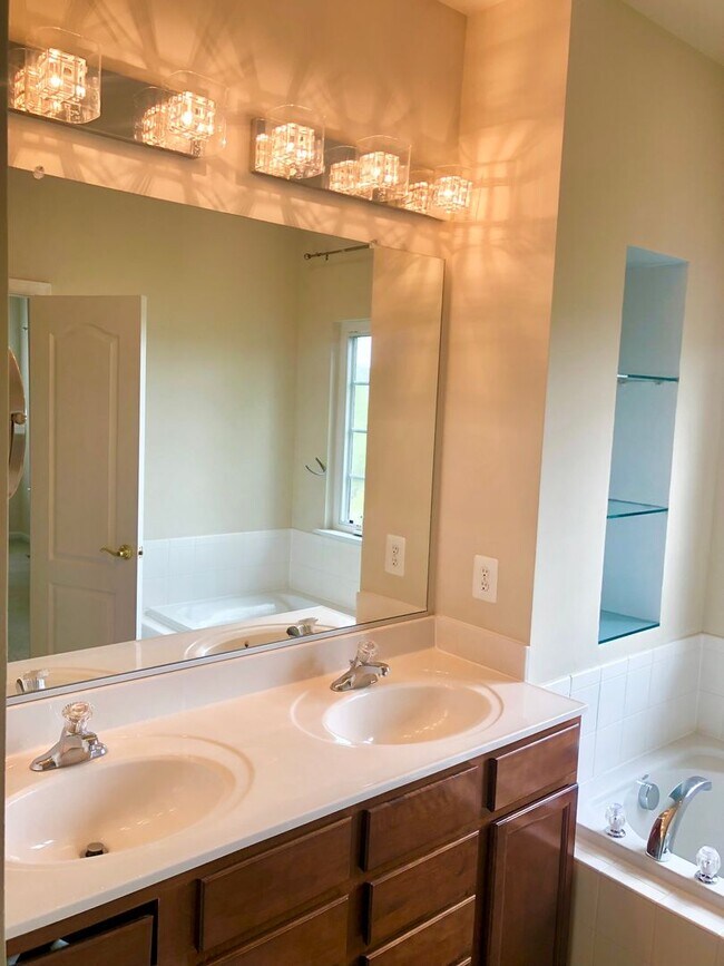 Building Photo - Gorgeous 3BR/2.5BA Townhome in Hyattsville