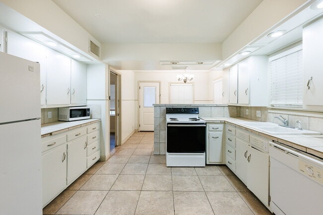 Building Photo - Large 4 bedroom in Tech Terrace