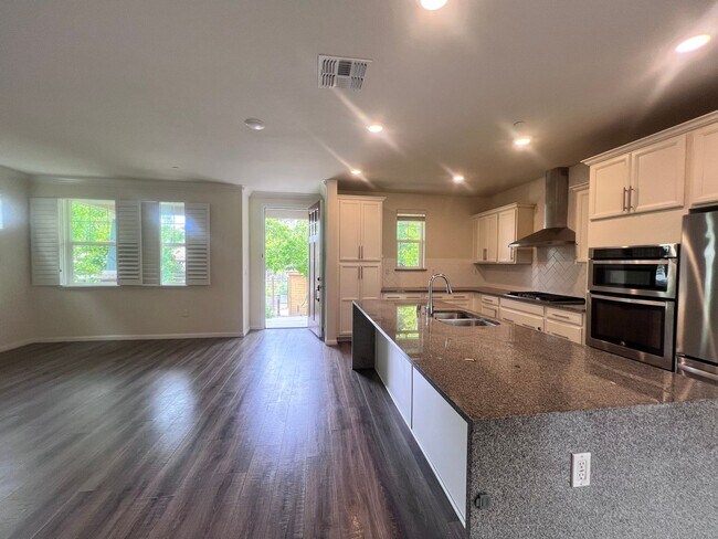 Building Photo - STUNNING 4BD/2.5BA TOWNHOUSE IN WALNUT CREEK!!!