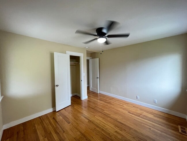Building Photo - Charming 2 Bed 1 Ba House in Gladstone - Garage, Washer and Dryer, Landscaping Including!