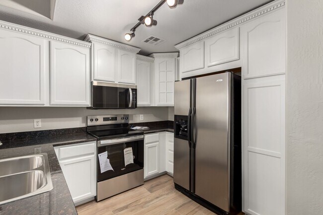 Building Photo - 3 Bed, 2 Bath in Gated Val Vista Classic