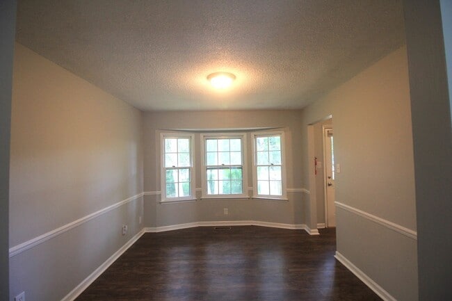 Building Photo - Move In Special!! 1/2 Off First Month's Re...