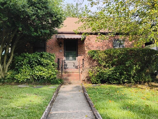 Building Photo - 1007 Rosehill Ave