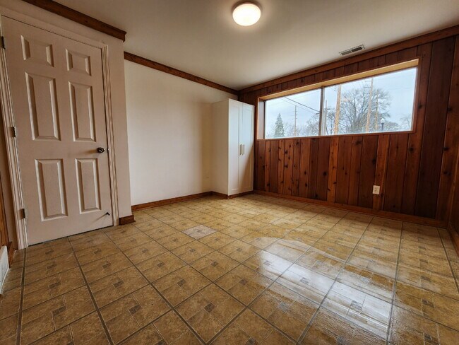 Building Photo - Bright 2 Bed / 1 Bath Apartment in Hammond — Water & Internet Included