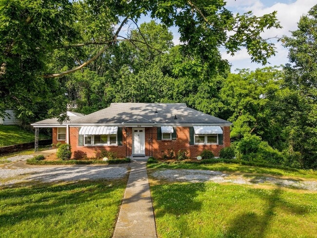 Building Photo - **UPDATED 3-BEDROOM DUPLEX WITH ATTACHED G...