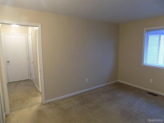 Building Photo - 1012 Country Club Dr