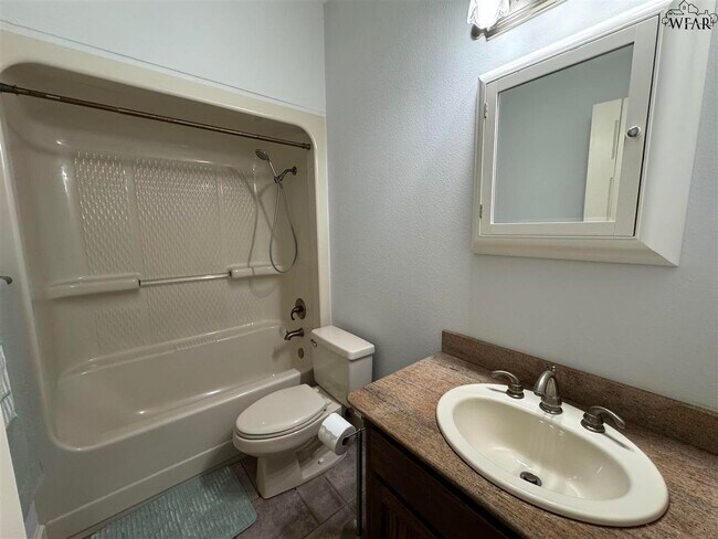 Building Photo - 609 Shoreline Dr