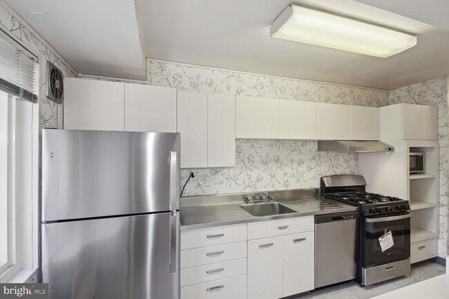 Building Photo - 4201 Cathedral Ave NW