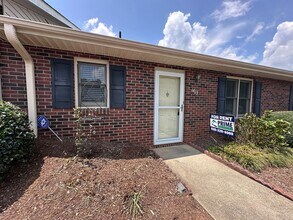 Building Photo - Whether you're downsizing or simply seeking low-maintenance living, this beautifully maintained 2...