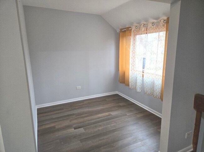 Building Photo - 3341 Beacon St