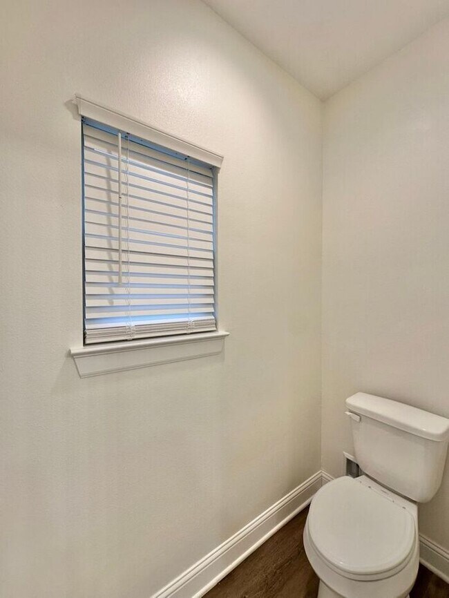 Building Photo - Stunning 3/2/2 on the Outskirts of Lindale!