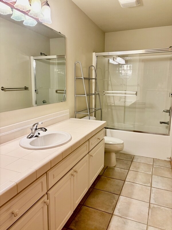 Building Photo - 2285 James Cir