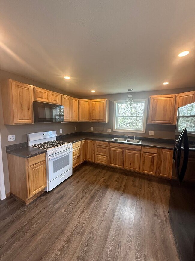 Building Photo - 2 Bedroom House