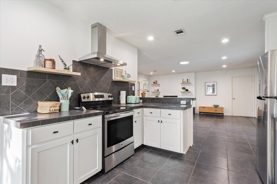 Building Photo - 12205 Midland Walk