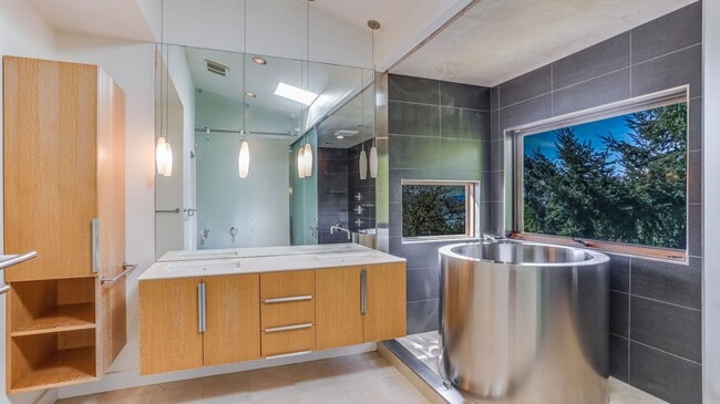 Building Photo - 5bd/5ba Mercer Island Home