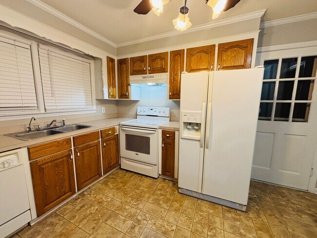 Building Photo - Move-In Ready Ranch in the Heart of Elgin!