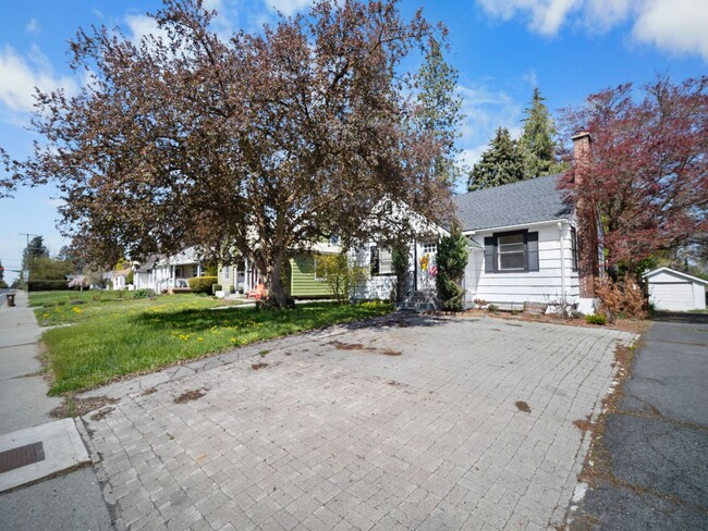 Building Photo - Spacious 4-Bedroom Home w/large Outdoor Sp...