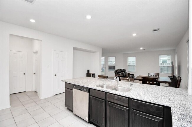 Building Photo - 2030 Domeniko Dr