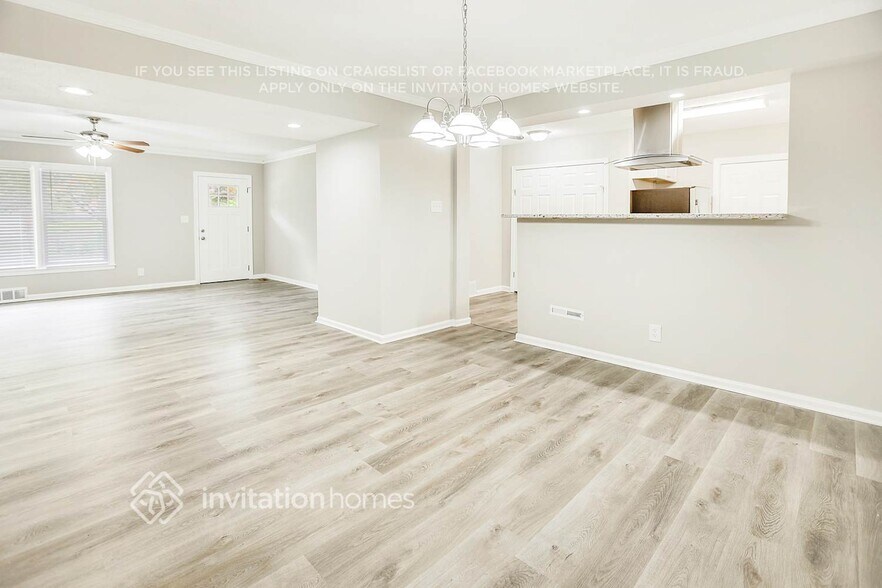 Building Photo - 2319 Delowe Dr