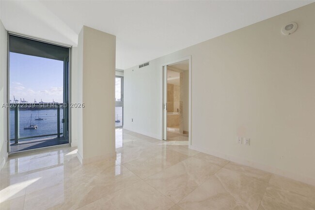 Building Photo - 1500 Bay Dr E