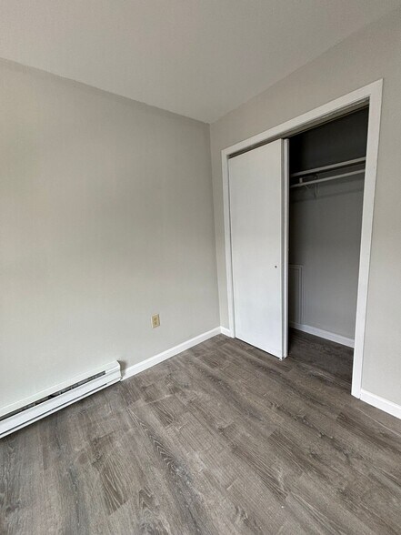394 S 6th St 2R - 387 S 6th St
