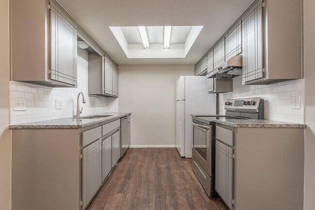 Building Photo - Beautiful 2BD/2.5 BTH Home Right off of NW Expressway and Shopping Areas