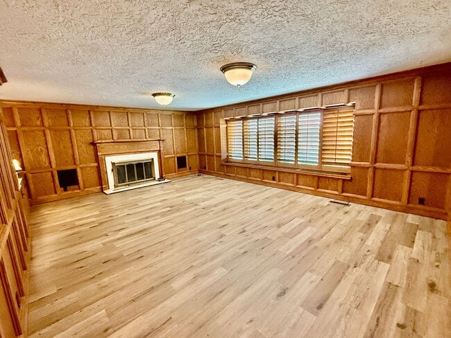 Building Photo - Distinctive and Spacious 5-BR Home in Bloomington