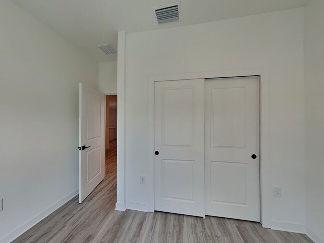 Building Photo - 1118 Bismarck Rd