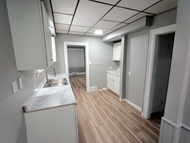 Building Photo - Charming 3 bedroom/1.5 bath Brick Home - Now Available!