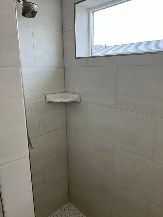 Building Photo - Beautiful newer 3 Bedroom, 2.5 Bathroom to...