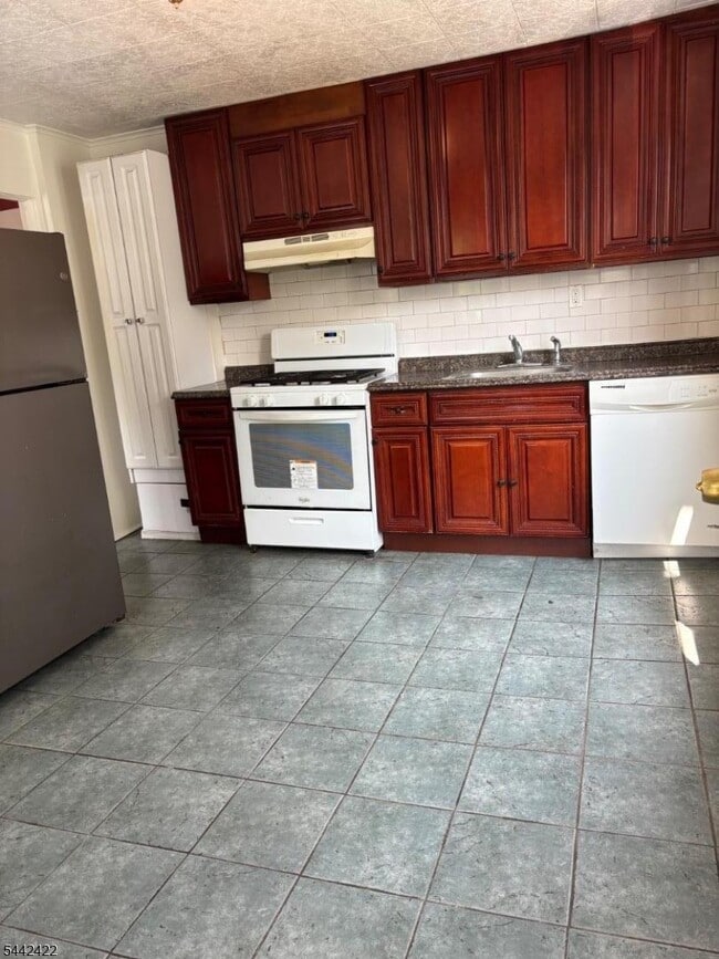 Building Photo - 9 Cottage Ln