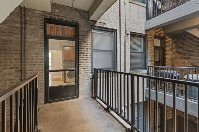 Building Photo - 630 W Waveland Ave